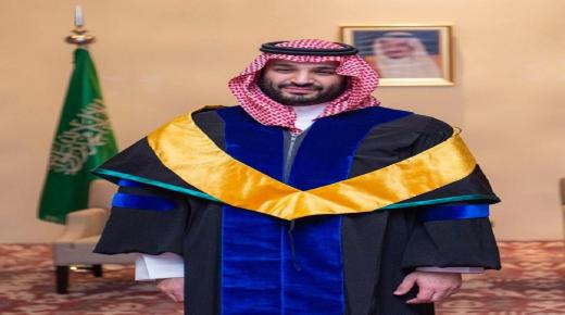 لحظة تسليم شهادة الدكتوراه الفخرية إلى ولي العهد