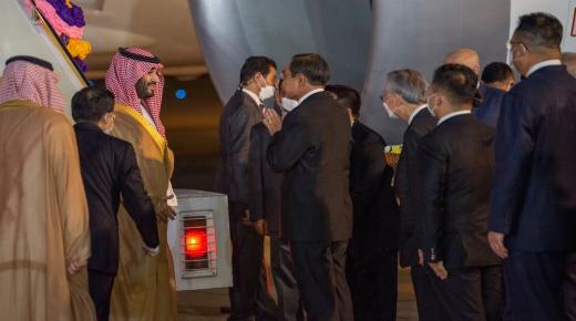 جلسة مباحثات بين ولي العهد ورئيس وزراء تايلاند